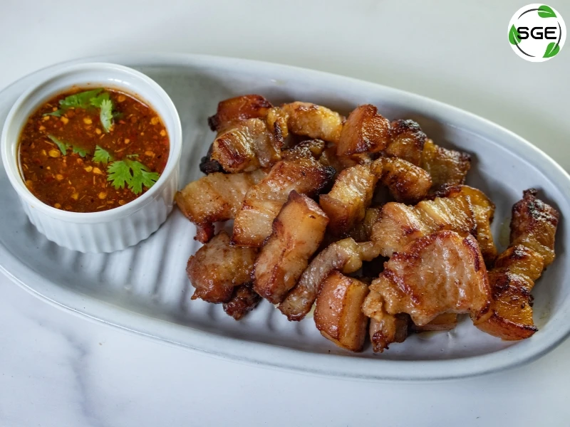 หมูสามชั้นทอดน้ำปลา-deep fried pork belly with fish sauce