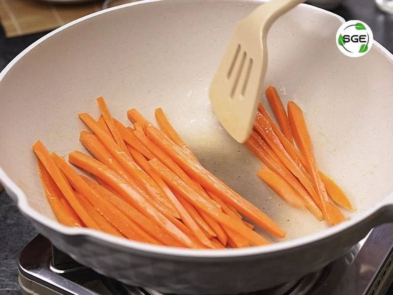 วิธีทำ คิมบุบ ผัดแคร์รอต ปรุงรสด้วยเกลือและน้ำมันงา